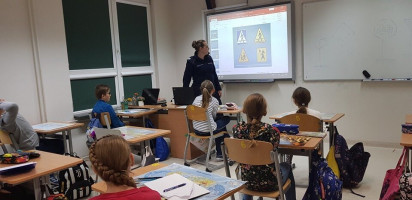 Spotkanie z policją w klasach 4b i 4c