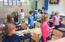Spotkanie klas pierwszych SP z przedstawicielką straży miejskiej 