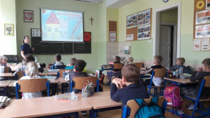 Spotkanie klas pierwszych SP z przedstawicielką straży miejskiej 