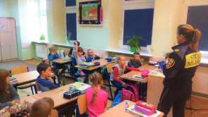 Spotkanie klas pierwszych SP z przedstawicielką straży miejskiej 