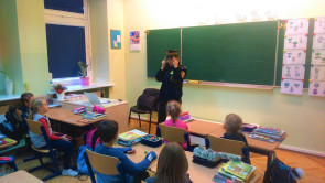Spotkanie klas pierwszych SP z przedstawicielką straży miejskiej 
